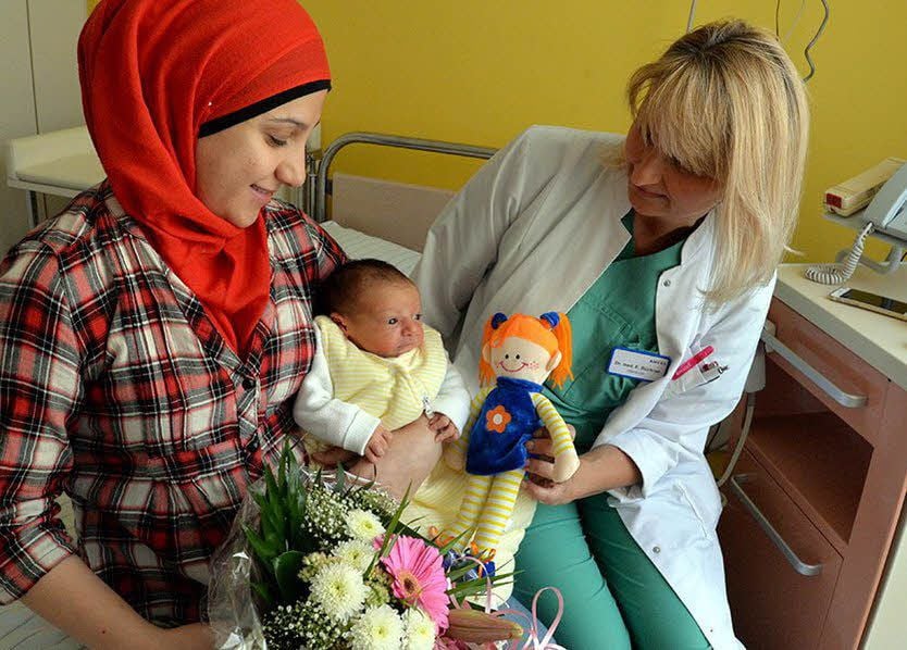 Maroa Ali (l.) und Dr. Evelyn Büchner freuen sich über Ella.