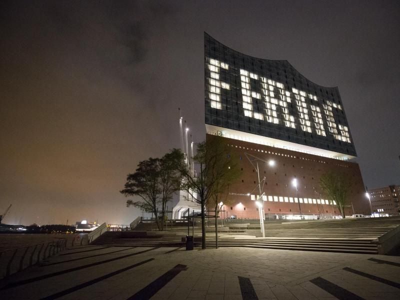 Die Elbphilharmonie in Hamburg ist fertig - rund neuneinhalb Jahre nach der Grundsteinlegung. Das ist auch an den unterschiedlich beleuchteten Fenstern auf der Fassade zu lesen. Foto: Christian Charisius