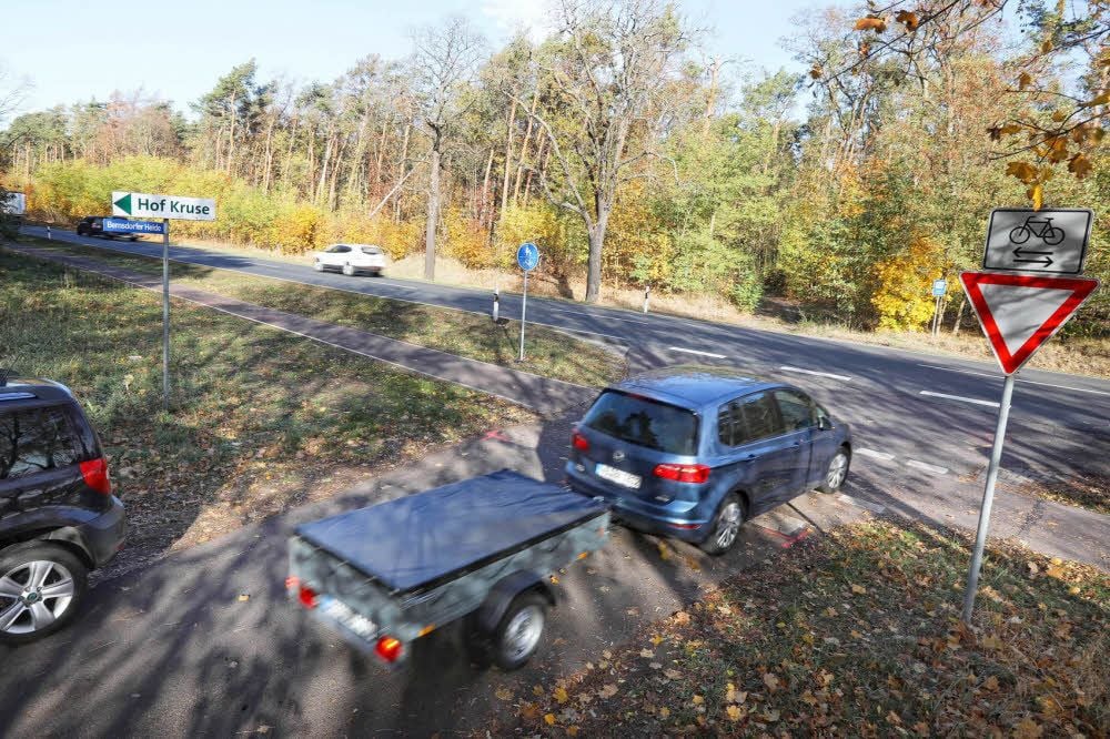 Die Einfahrt zu „Bauer Kruse“ auf der B184 gilt als gefährlich. Erst vor kurzem hatte es dort einen schweren Unfall gegeben.