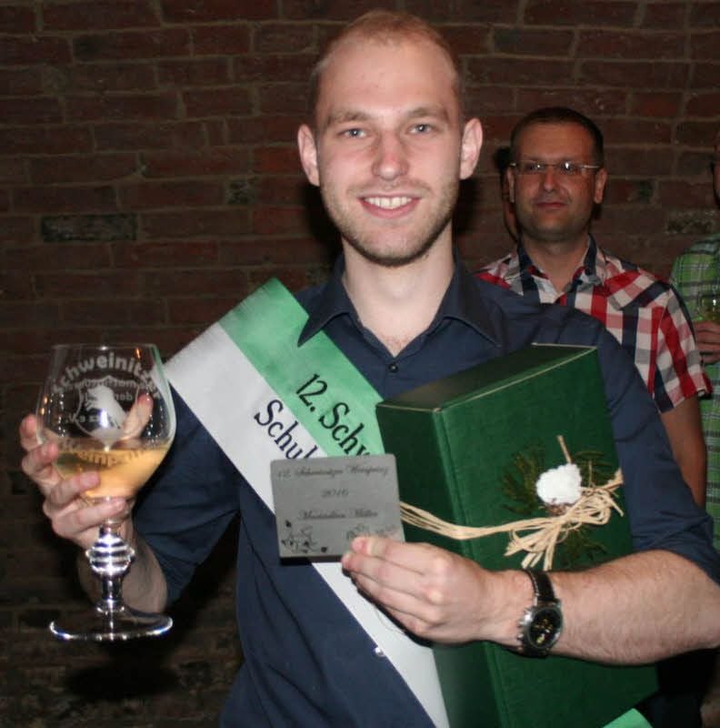 Maximilian Müller ist der zwölfte Schweinitzer Weinprinz, hier mit allen Insignien seines einjährigen Amtes: Schärpe, Plakette, neuer Weinkelch und Antritts-Wein-Präsentbox.