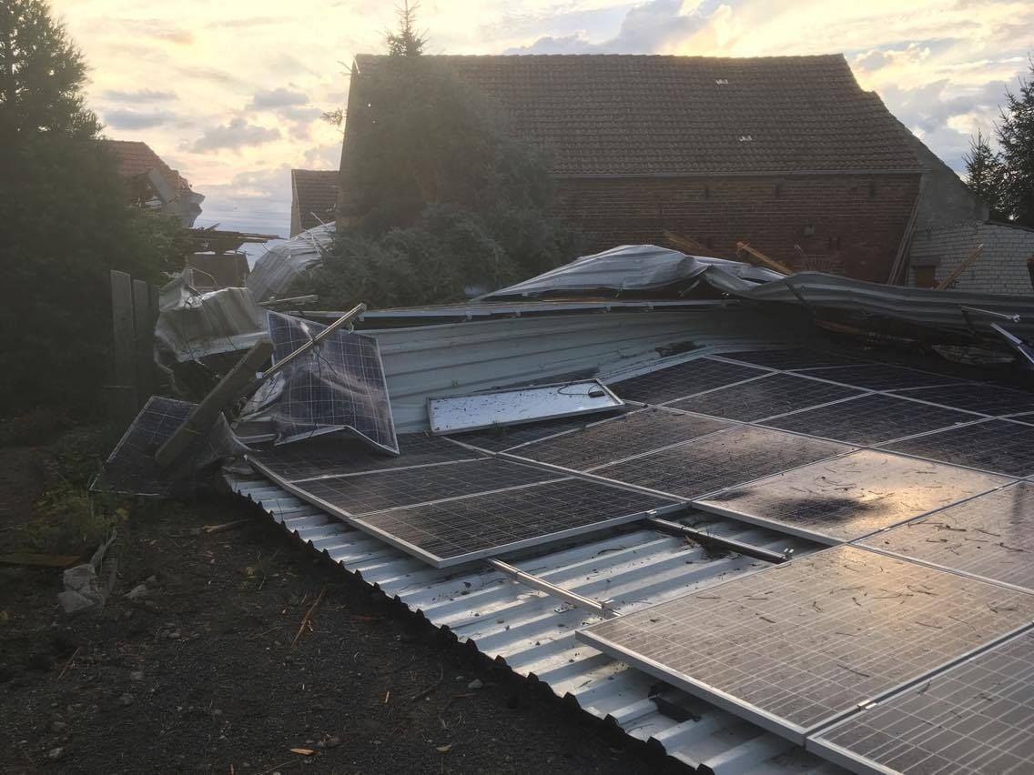 Das abgedeckte Dach mit den Solarplatten fiel einge hundert Meter weiter wieder nach unten.