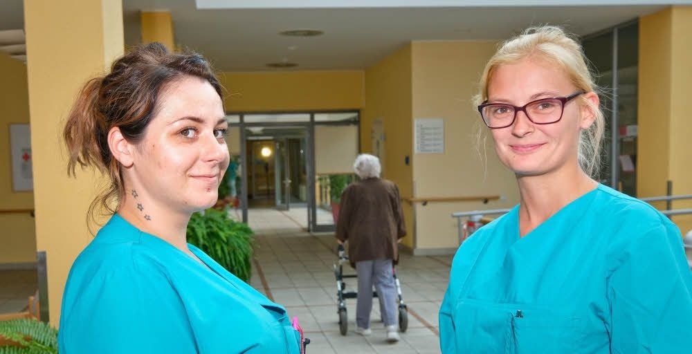 Juliana Reuthe (links) und Lisa Tauber an ihrem neuen Arbeitsplatz