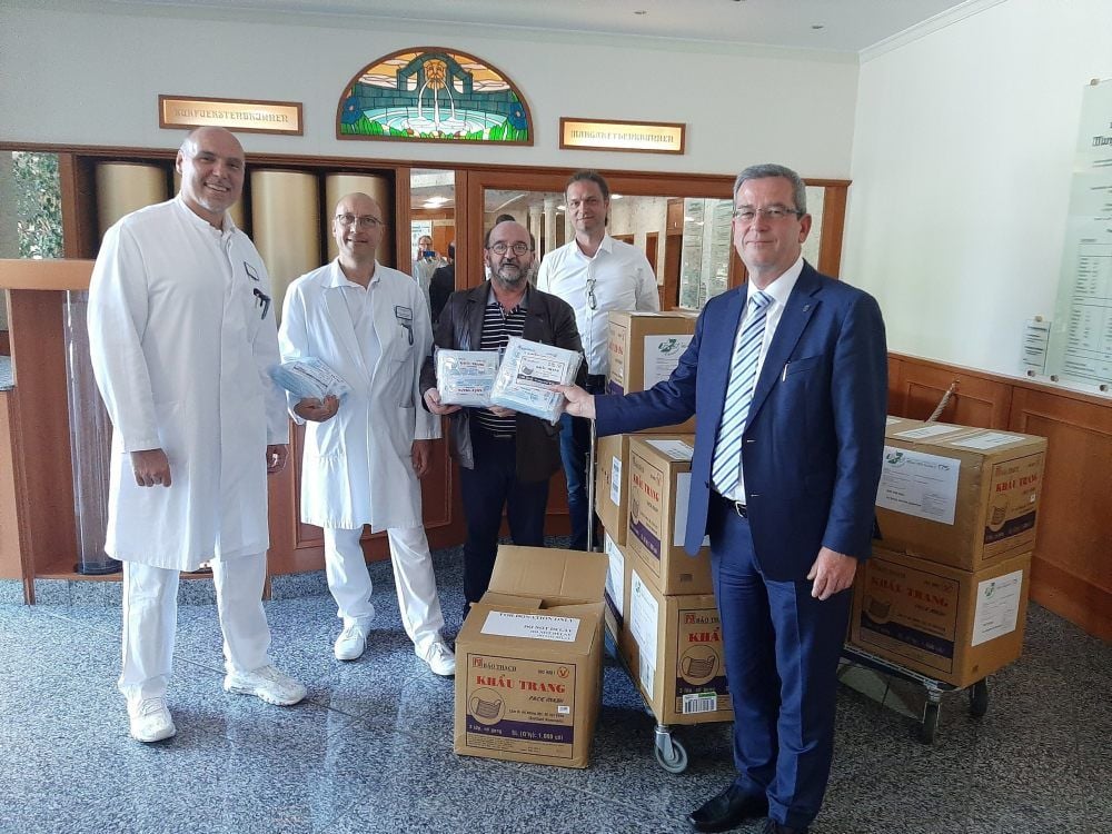 Auspacken im Eisenmoorbad: Der Kooperationspartner in Vietnam hat per Flieger Masken nach Bad Schmiedeberg geschickt.