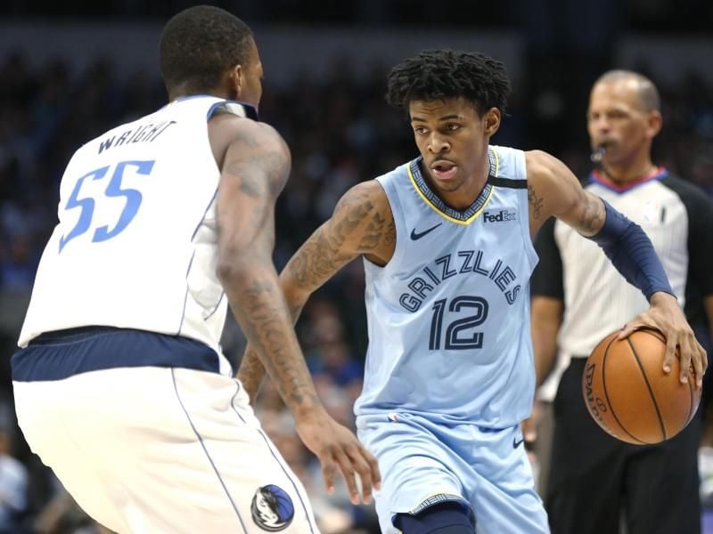 Ja Morant (r) von den Memphis Grizzlies ist zum Rookie des Jahres in der NBA gekürt worden. Foto: Ron Jenkins/FR171331 AP/dpa