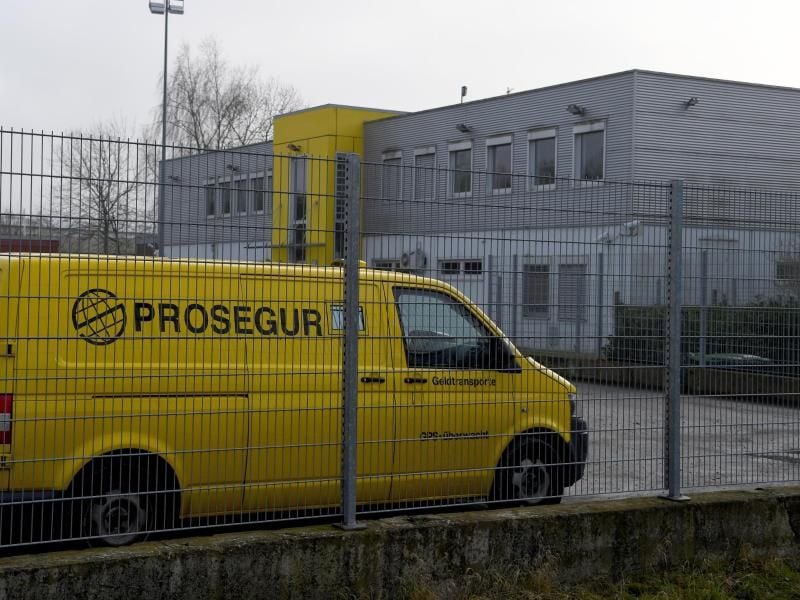Ein Transportfahrzeug steht vor dem Gebäude von Prosegur. Foto: Carsten Rehder/Archiv
