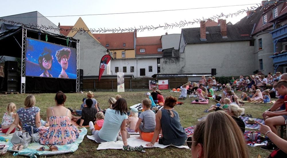 Eine große Leinwand und Picknickdecken auf der Wiese - das Sommerkino in Aschersleben kommt an.