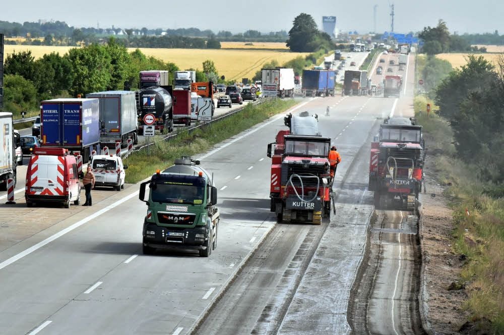 Während der Verkehr auf der Fahrbahn Richtung München der A9 rollt, bestimmen Fräsmaschinen und Laster das Bild in Richtung Berlin.