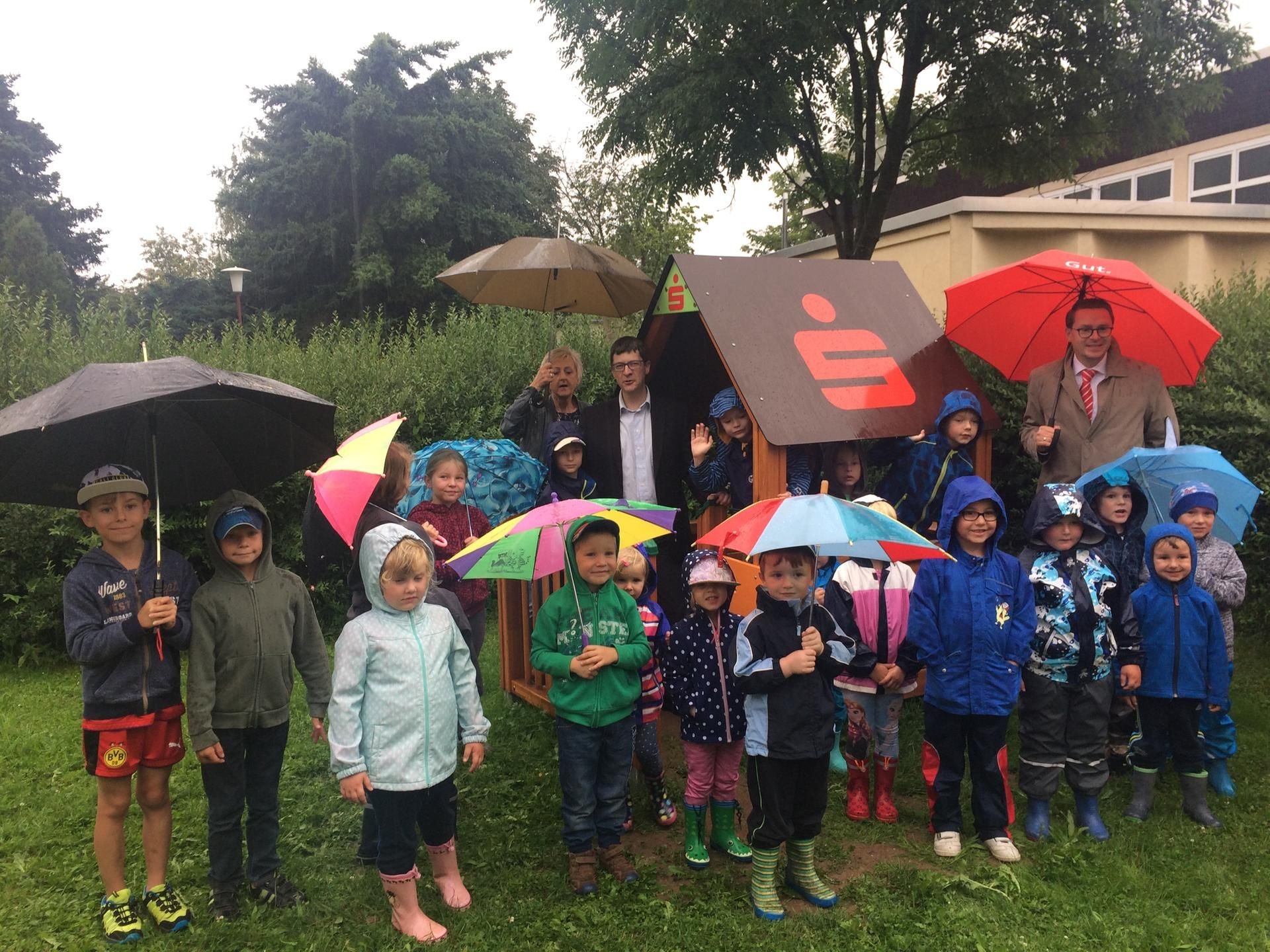 Die Kinder der Kita „Storchennest“ haben in Blankenheim ein neues Spielhäuschen auf dem Spielplatz eingeweiht.