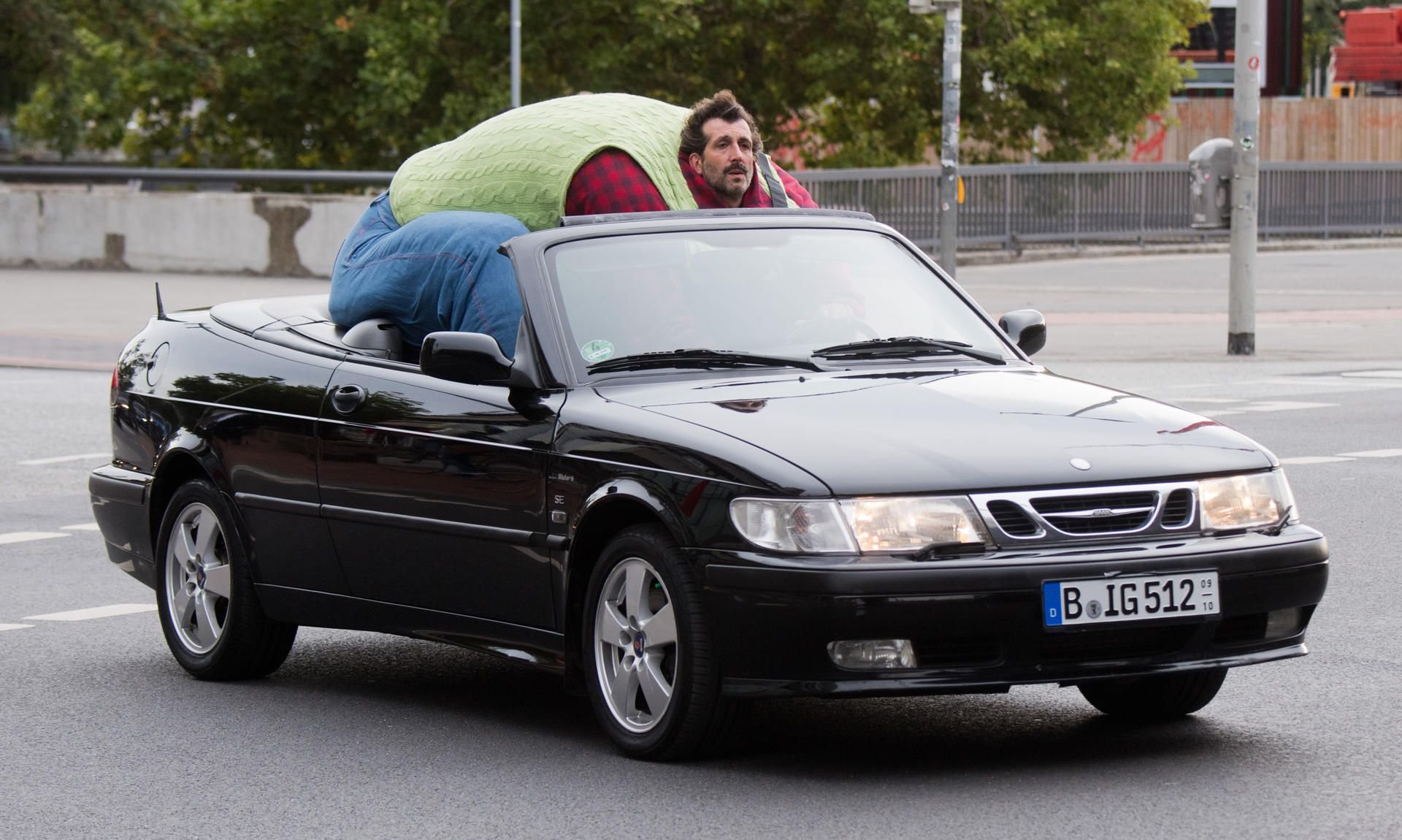 Dieser etwas übergewichtige Autofahrer sorgte in Hannover für Aufsehen.