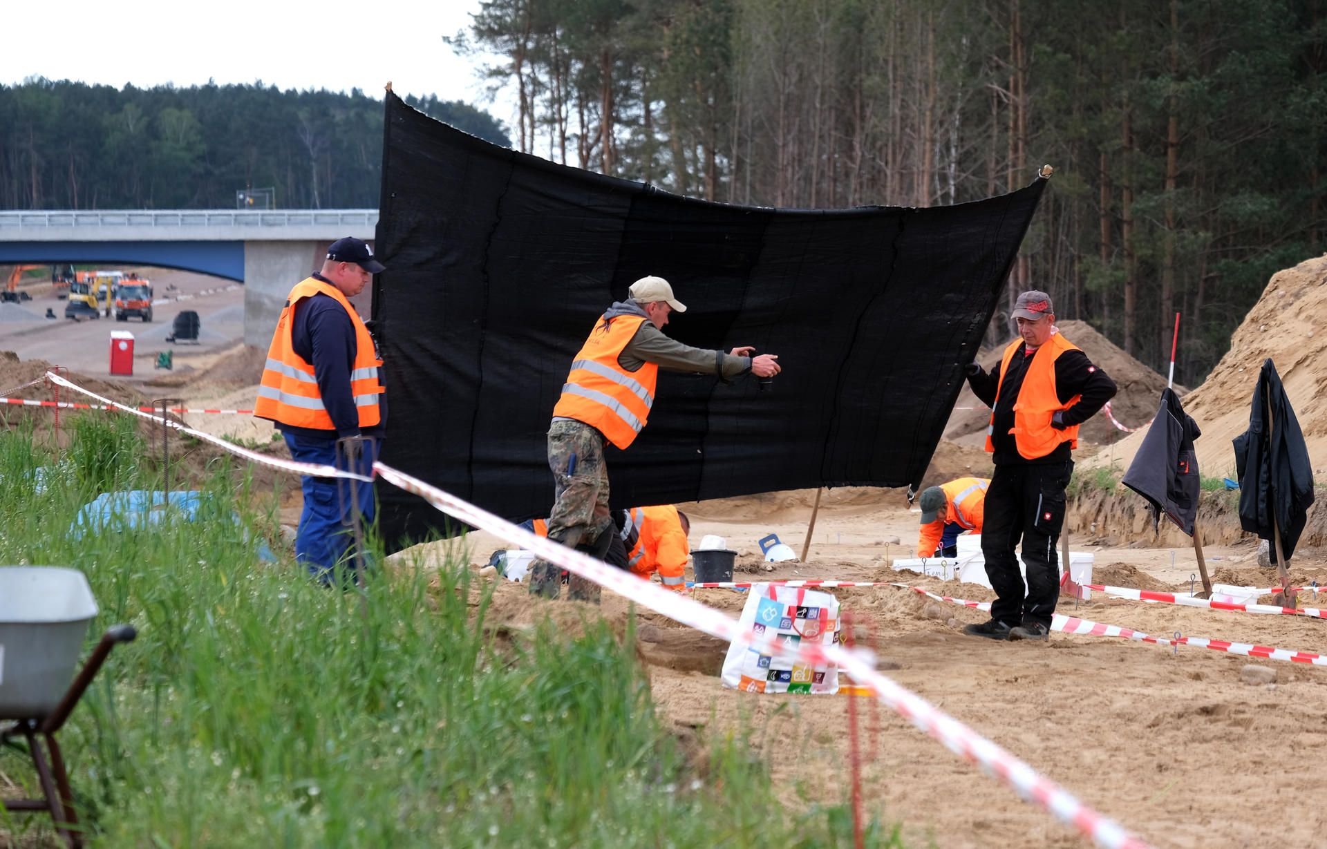 Dolle: Grabungshelfer dokumentieren eine Fundstelle. Bei Ausgrabungen im Zuge des Ausbaus der Autobahn 14 wurde durch das Landesamt für Denkmalpflege und Archäologie Sachsen-Anhalt (LDA) ein spätbronzezeitlichen Urnengräberfeld aus der Zeit um 800 v. Chr. bei Dolle entdeckt.