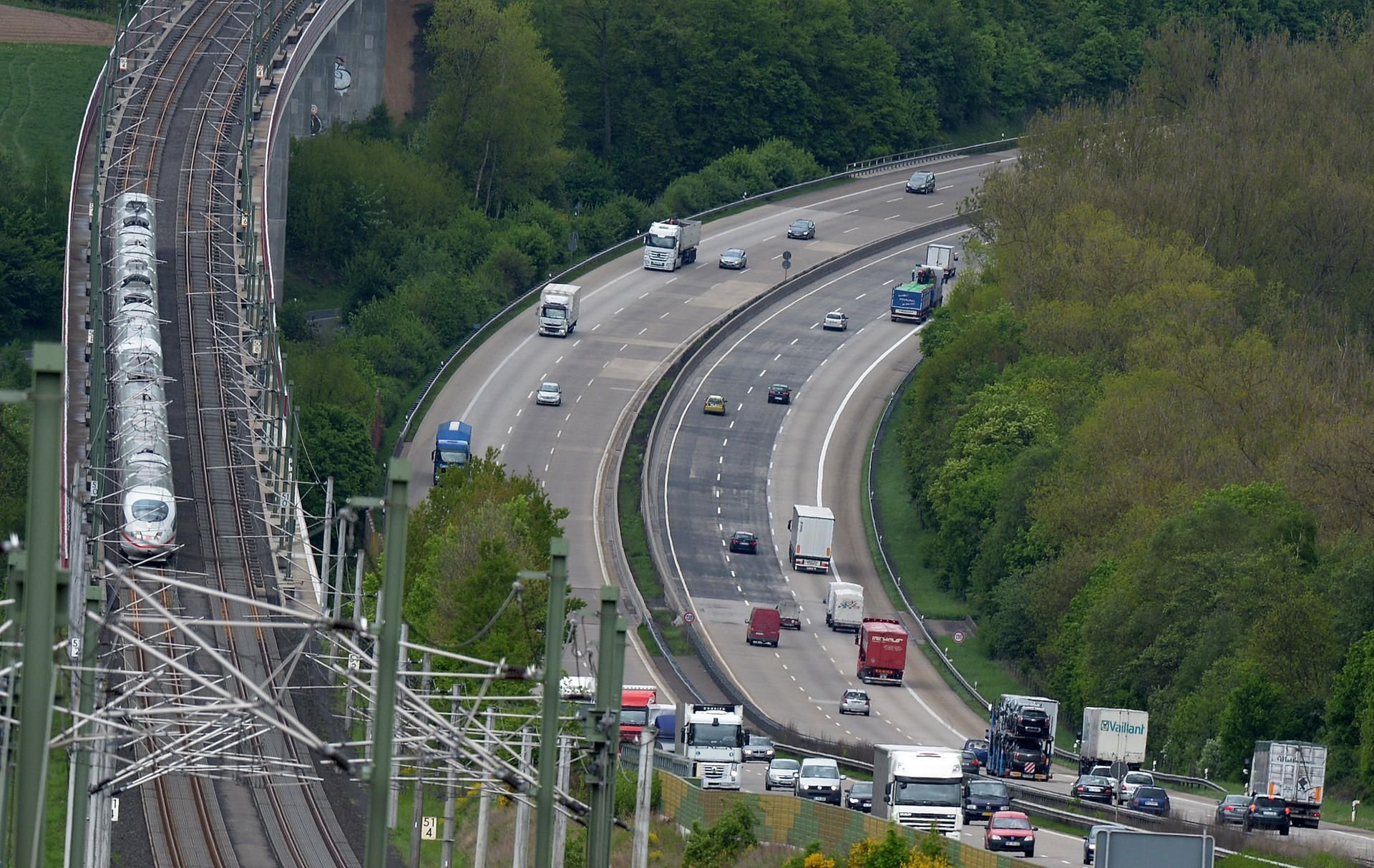 Ein ICE der Deutschen Bahn fährt auf der Hochgeschwindigkeitsstrecke zwischen Köln und Frankfurt neben der Autobahn A3 über die Hallerbachtalbrücke.