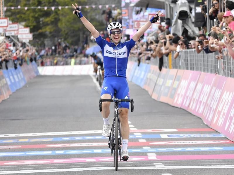 Maximilian Schachmann bejubelt seinen Etappensieg beim 18. Teilstück des 101. Giro d'Italia. Foto: Yuzuru Sunada