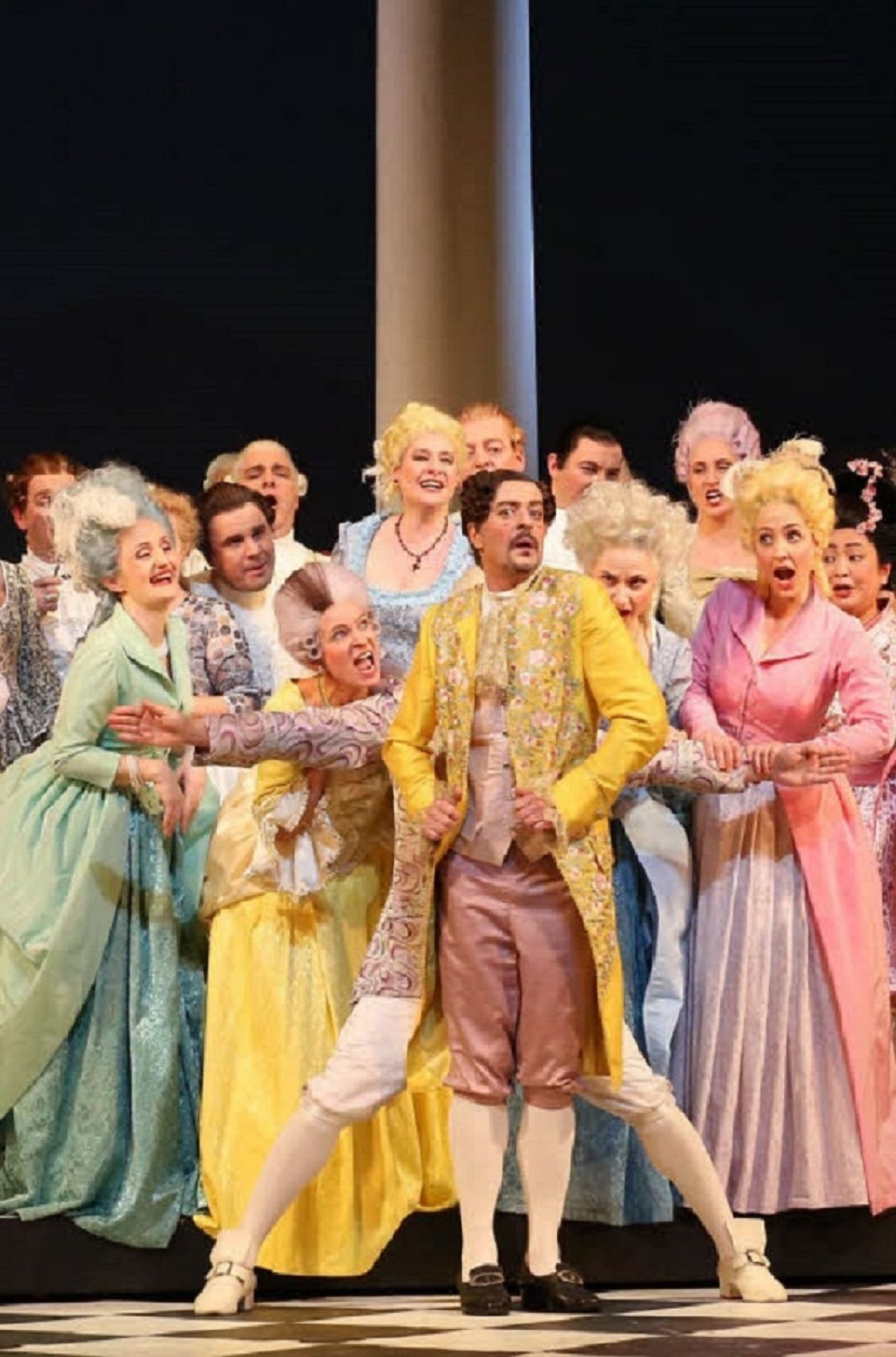 Die Kostüme erinnern an die Zeit um 1800. Ein Kostümschinken wird die Operette aber nicht.