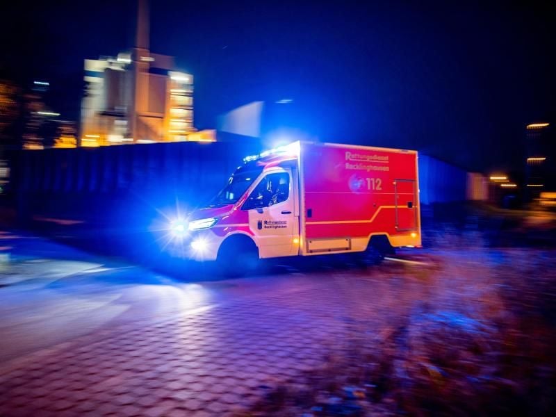 Ein Rettungswagen der Feuerwehr fährt mit Blaulicht.