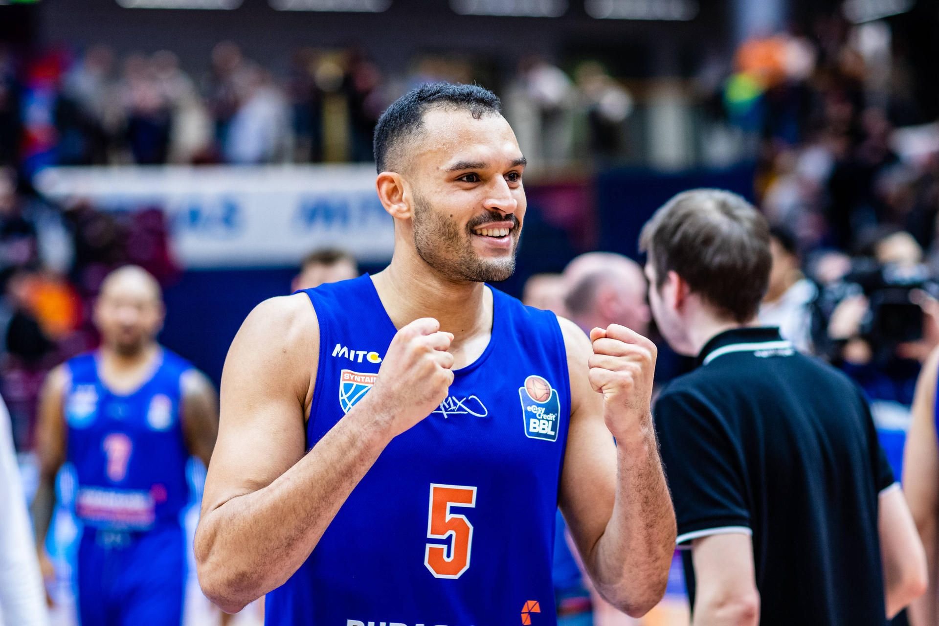 Basketball-Profi David Brembly wird auch künftig im Trikot des Syntainics MBC spielen.