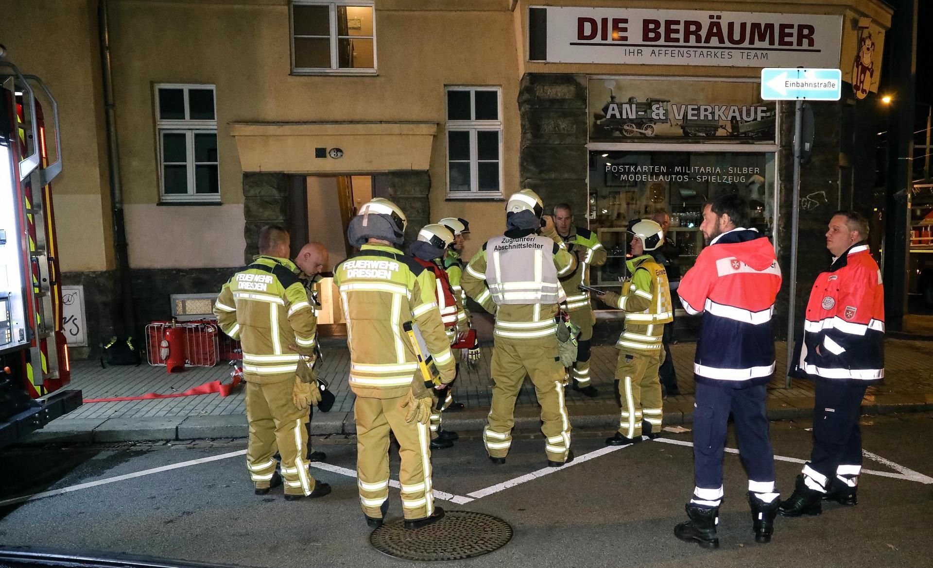 Feuerwehrkräfte stehen am 16.10.2017 in Dresden (Sachsen) vor einem Wohnhaus, in dem es eine Explosion gegeben hat. Vor dem Haus im Stadtteil Mickten trafen Rettungskräfte zwei Menschen mit Brandverletzungen an.