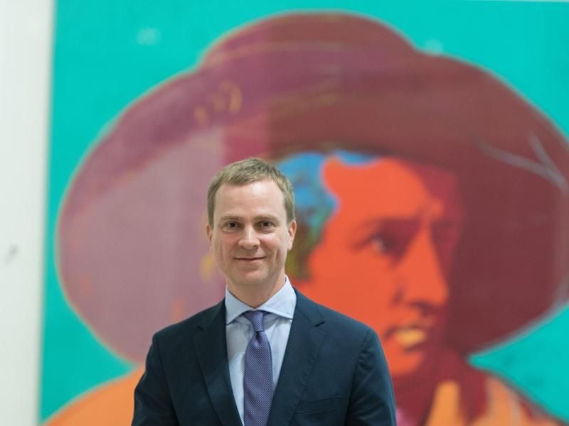 Städel-Chef Philipp Demandt vor Andy Warhols Arbeit „Goethe”. Foto: Boris Roessler