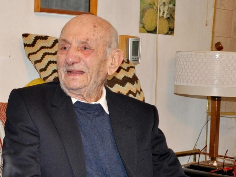 Gustav Gerneth in seiner Wohnung in Havelberg. Foto: Zentralbild/Archiv