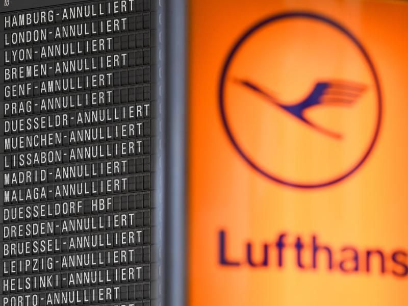 Annulliert - zum 14. Mal in dieser Tarifrunde der Lufthansa und ihrer Piloten: Anzeige im Terminal 1 des Frankfurter Flughafens. Foto: Arne Dedert