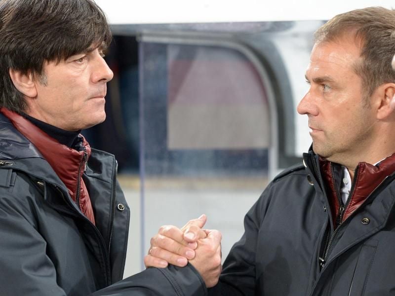 War Löws Assistent und wäre dem DFB als Nachfolger des Bundestrainers am liebsten: Hansi Flick (r). Foto: picture alliance / dpa