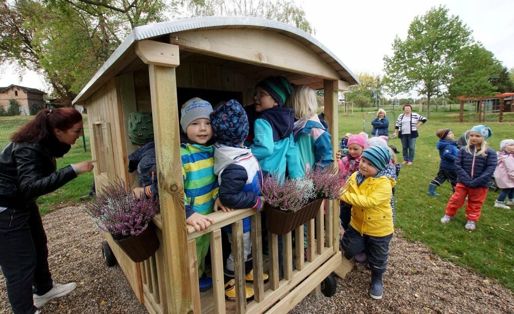 Gedränge herrscht im Kindergarten in Mehringen nach der Freigabe am Bauwageneingang.