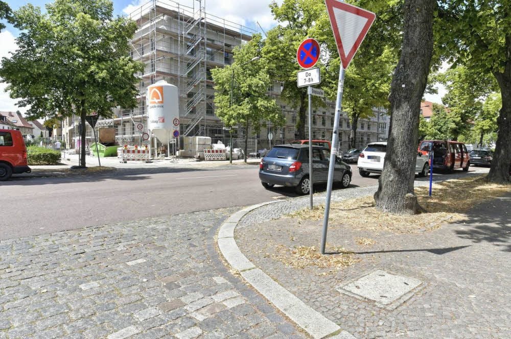 Die Gropiusallee ist häufig beidseitig zugeparkt.
