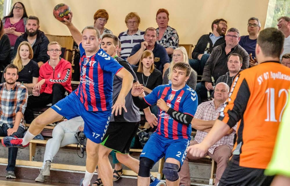 Das Derby in der Verbandsliga - hier der Coswiger Niklas Tiedtke beim Wurf - war sehr kampfbetont.