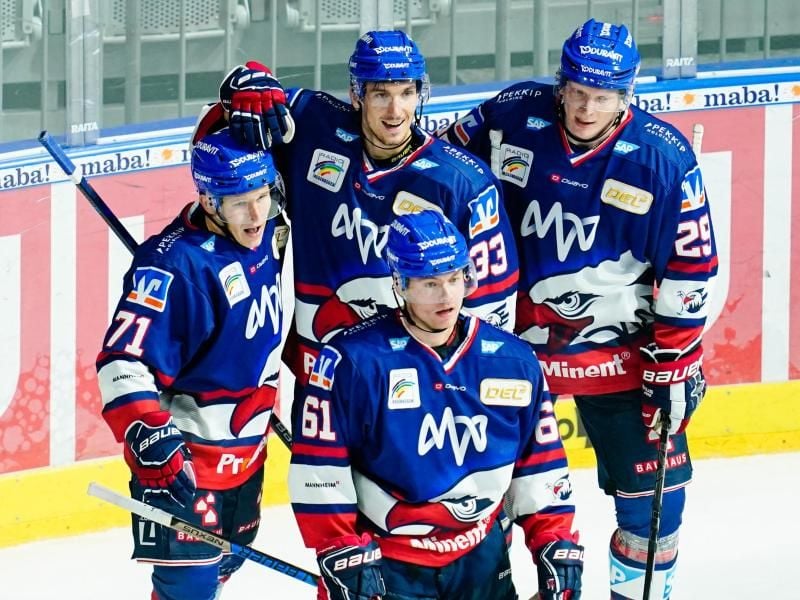 Mannheims Spieler feiern dasf Tor zum 4:1 gegen die Eisbären. Foto: Uwe Anspach