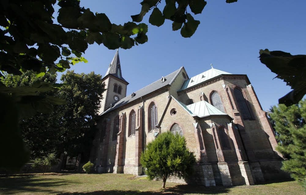 Die Sankt-Mauritius-Kirche in Arnstedt von außen.