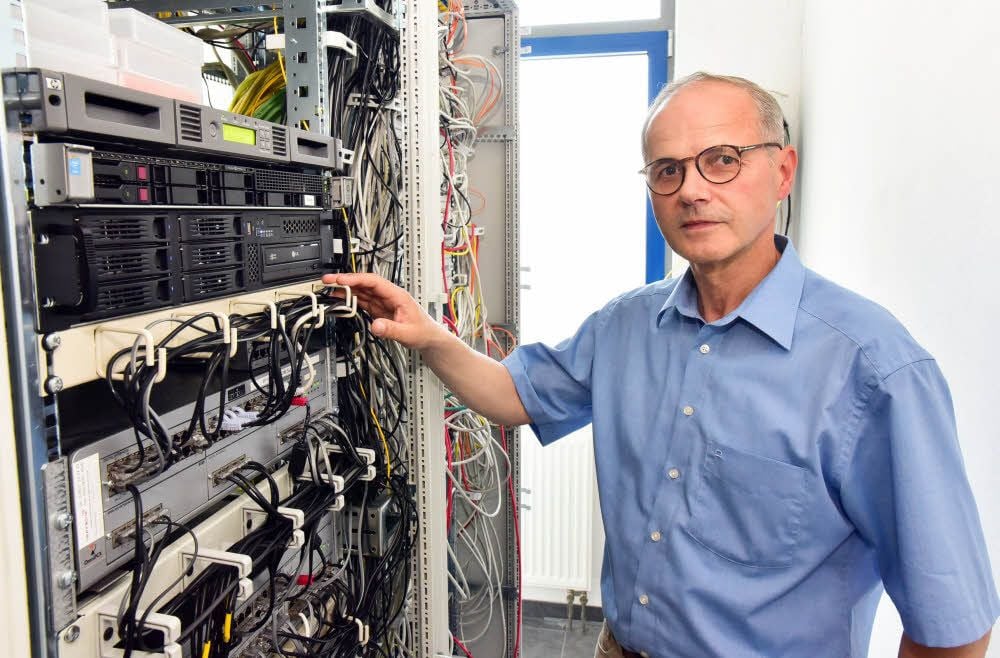 Jörg Dommert von der Dessauer Schaltschrank- und Gehäusetechnik GmbH mit Sitz im Gewerbegebiet „Flugplatz“ ist auf schnelles Internet angewiesen, um große Datenpakete an die Kunden zu schicken.