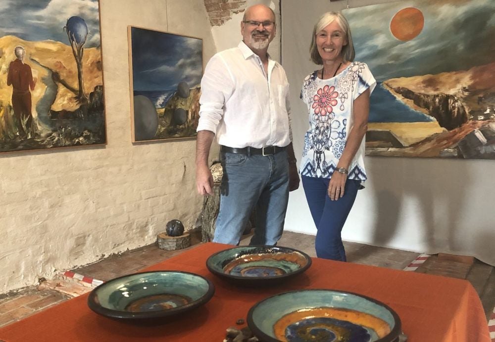 Der Maler Bernhard Stoschek und die Keramikerin Claudia Müller haben in der neu hergerichteten Galerie in der Schnitterkaserne in Weißenschirmbach ihre Kunst gezeigt.