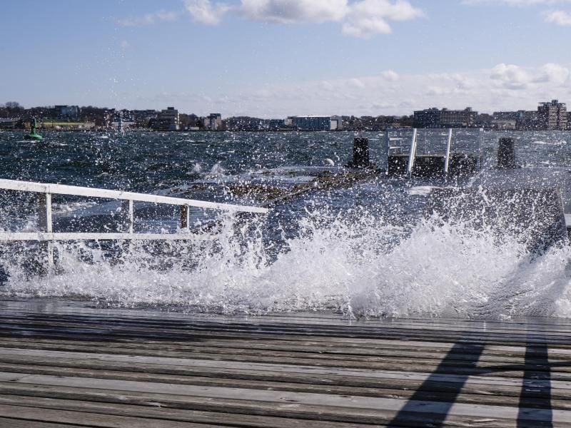 Wegen Hochwassers tritt das Wasser der Ostsee über das Ufer und hat eine Steganlage überflutet. Foto: Frank Molter/dpa/Archivbild