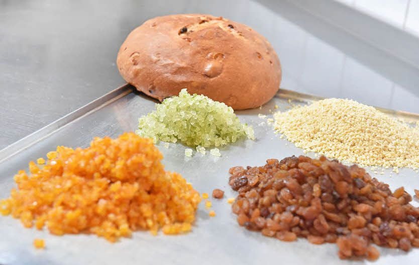Eine ganze Menge Zutaten machen ein Brot erst zu einem echten Osterbrot. Aber alles wird nicht verraten.
