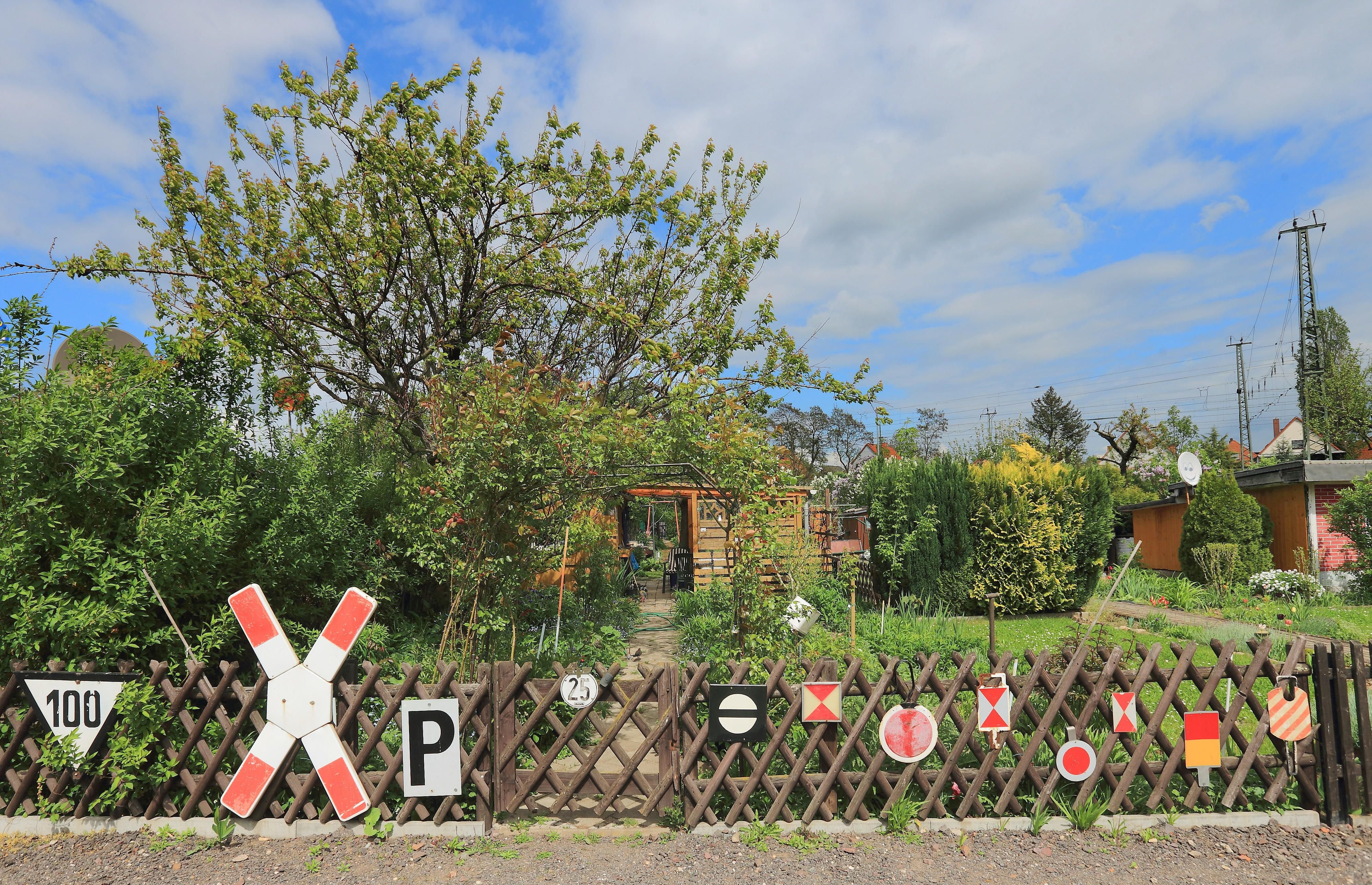 Verkehrsschilder der Bahn hängen an einem Gartenzaun der «Reichsbahnsparte Buckau» in Magdeburg