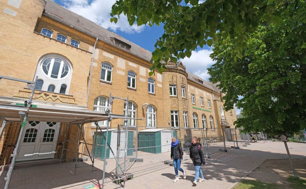 Die Grundschule Zscherndorf ist ein Fall für die Sanierung geworden: Das Dach ist eine Gefahrenquelle.