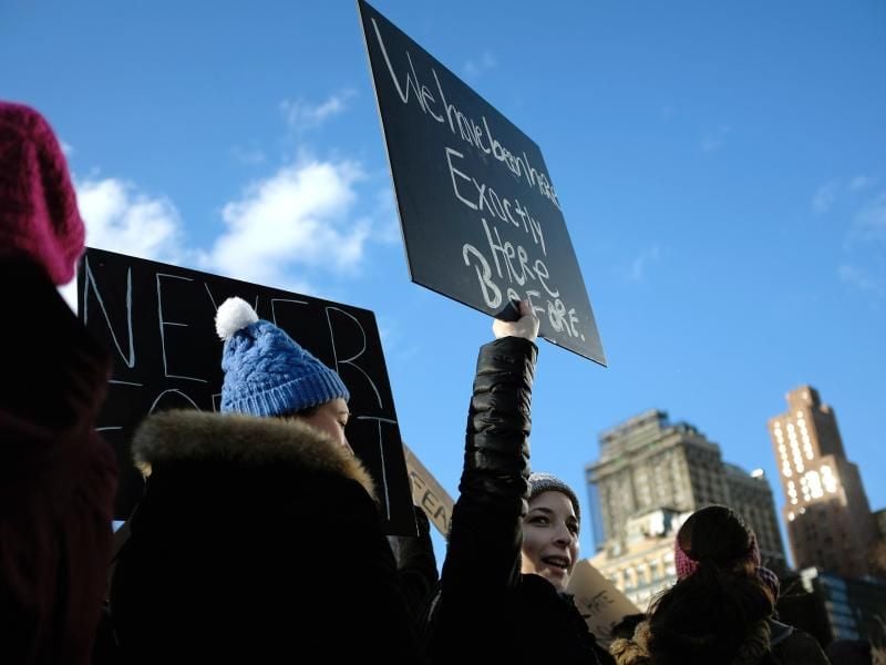 Demonstranten mit Plakaten protestierten am Wochenende in New York, New York gegen das Dekret von US-Präsident Donald Trump. Foto.John Gastaldo Foto: John Gastaldo
