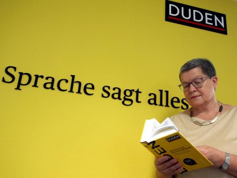 Redaktionsleiterin Kathrin Kunkel-Razum mit dem neuen Duden. Foto: Wolfgang Kumm/dpa