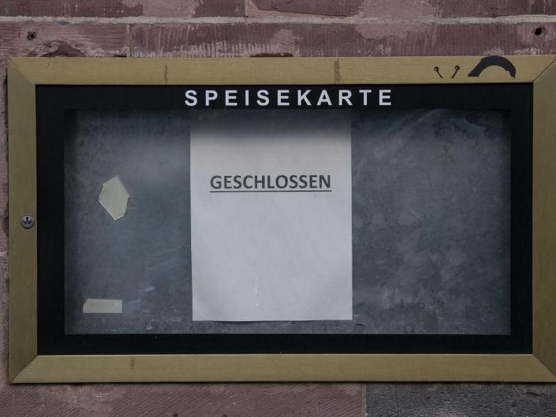 Auch die Restaurants machen von Montag an erneut bundesweit zu. Foto: Boris Roessler/dpa