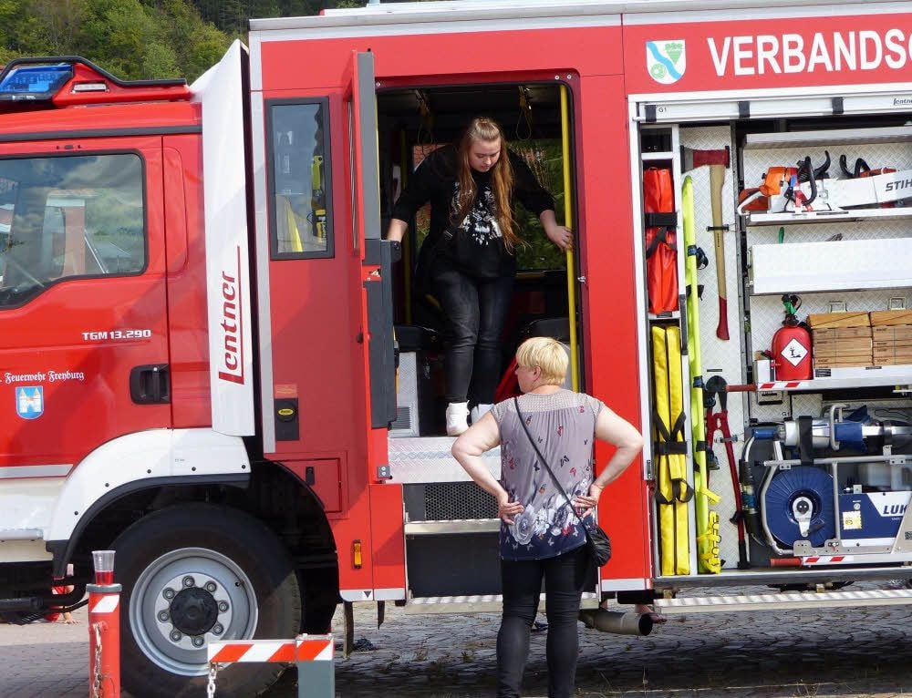 Besucher begutachten das moderne Löschfahrzeug, das seit zwei Jahren den Fuhrpark der Feuerwehr Freyburg verstärkt.