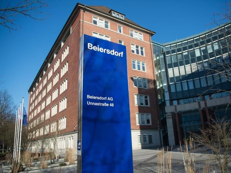 Der Schriftzug „Beiersdorf” steht vor der Unternehmenszentrale. Foto: Lukas Schulze/Archiv