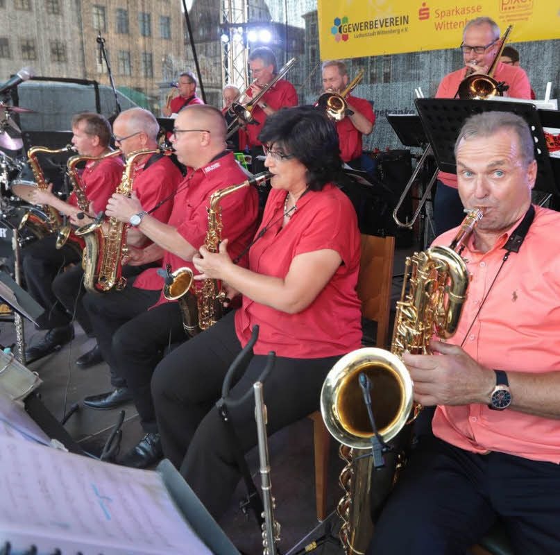 Die Bigband Wolfen sorgt mit flotten Rhythmen für die musikalische Unterhaltung am ersten Abend des Festes.