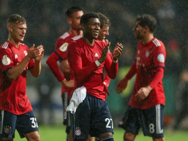 Die Bayern-Spieler feiern den knappen Sieg beim SV Rödinghausen. Foto: Friso Gentsch