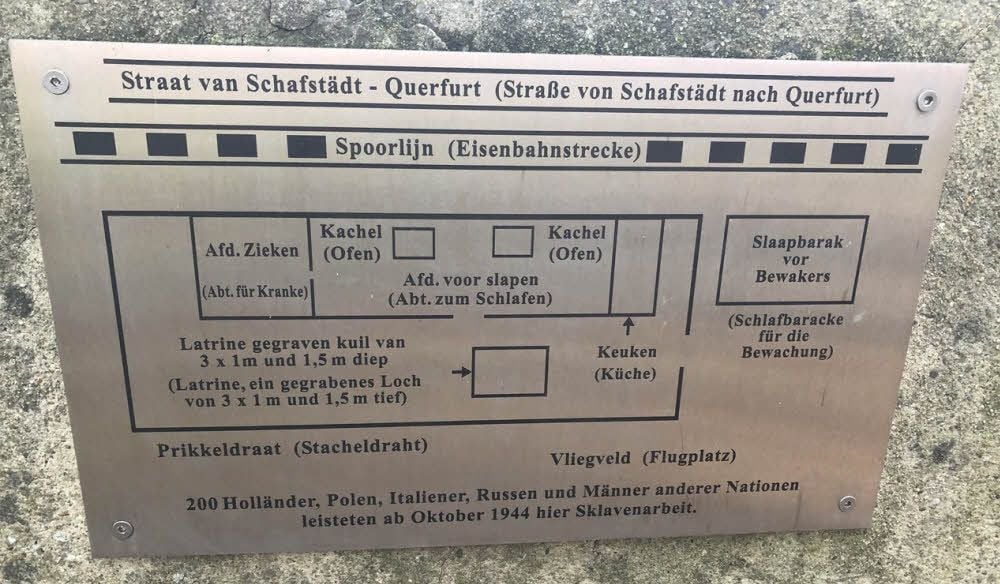 Eine Gedenktafel zeigt, wie der Schafstall aufgeteilt war.