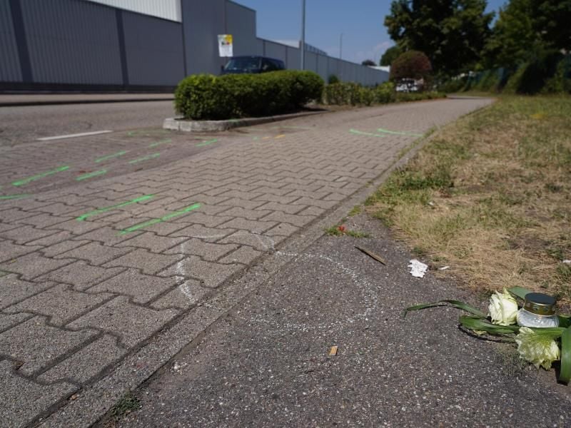 Polizei-Markierungen nach dem schweren Verkehrsunfall in Gaggenau: Eine Frau und ein Baby starben. Foto: Benedikt Spether