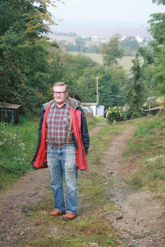 Siegfried Taube auf der „Hauptstraße“ von Neuragoczy.