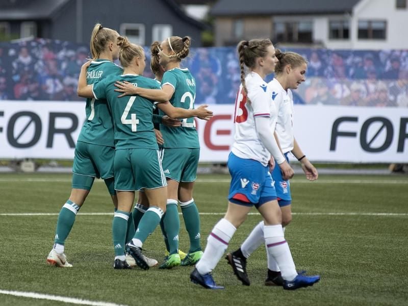 Deutschlands Fußball-Frauen feiern den Kantersieg über die Färöer. Foto: Trondur Dalsgard