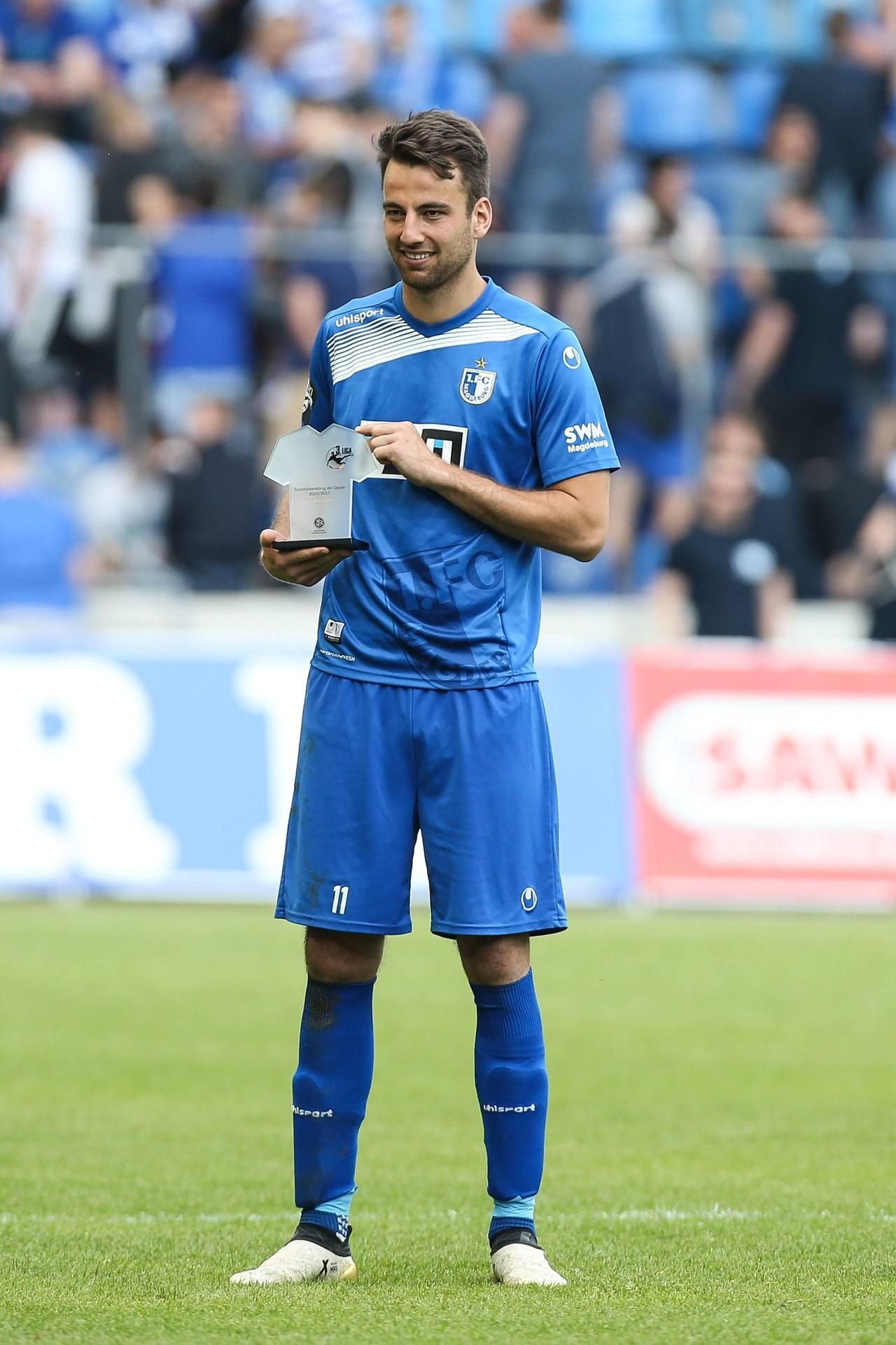Magdeburgs Christian Beck wurde nach dem Spiel mit dem Pokal für den besten Torjäger der dritten Liga ausgezeichnet.