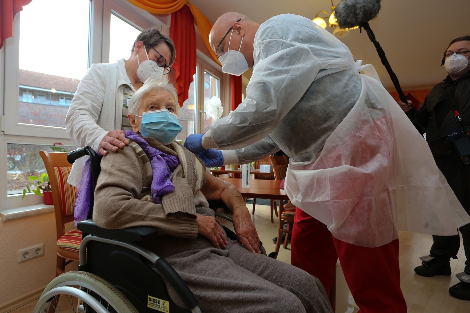 Die Heimbewohnerin Edith Kwoizalla war mit ihren 101 Jahren die erste, die vor dem offiziellen Impfstart in Deutschland gegen Corona geimpft wurde.
