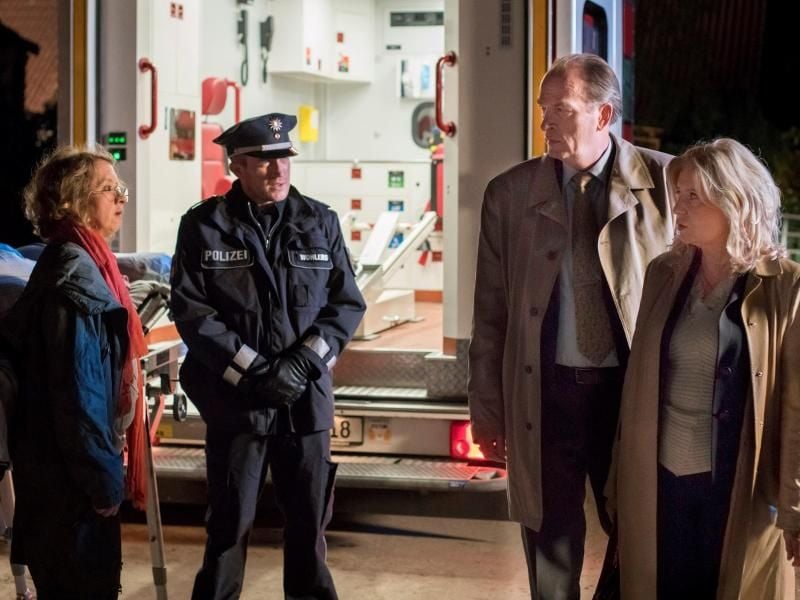 Gerd Wohlers (Josef Heynert, 2.v.l), Markus Gellert (Herbert Knaup, 2.v.r.) und Isa von Brede (Sabine Postel, r) stellen die militante Tierschützerin Gesine Brunken (Anna Böttcher) zur Rede. Foto: ARD/Georges Pauly