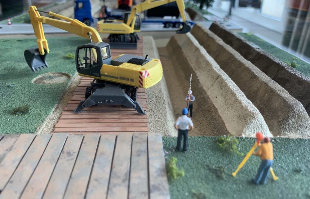 Ein Modell zeigt, wie die Baustelle für den Südost-Link aussehen könnte: Der Arbeitsstreifen ist zirka 40 Meter breit. Der Bodenaushub wird an der Seite gesammelt - die Kabel werden in zwei Gräben, die zirka 1,80 Meter tief sind, verlegt. Der Schutzstreifen ist nach Fertigstellung rund 20 Meter breit.